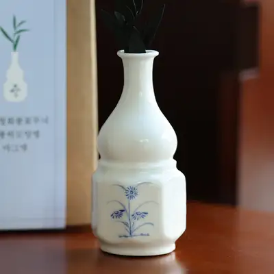 白磁青花草花文ひょうたん型マグネット<2023 MU:ZES公募選定作>
