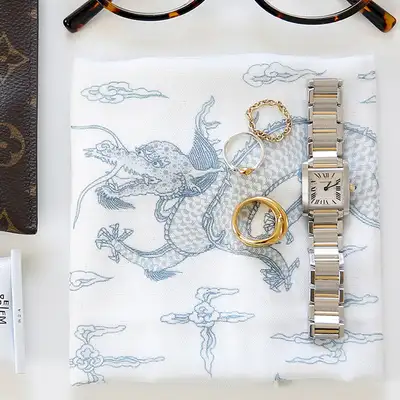 Blue and White Porcelain Dragon and Cloud Gauze Towel <2025 Muse Contest Selection>