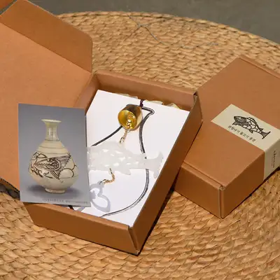 Buncheong Ware Fish Landscape Exhibition Goods <A New Country, New Art: Early Joseon Art Exhibition>