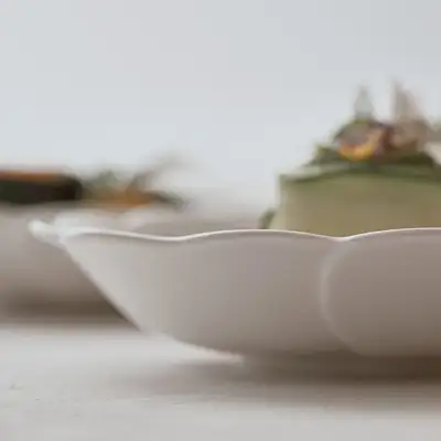 White Porcelain Flower-Shaped Plate Set <A New Country, New Art: Early Joseon Art Exhibition>