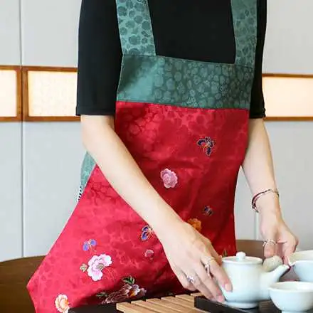 당意刺繍エプロン 赤色 — 1