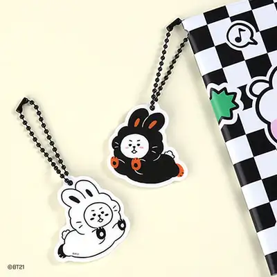 BT21 アクリルシンプルキーリング [BLACK RABBIT]- RJ