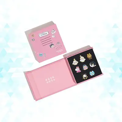 Momo Friends Badge Set