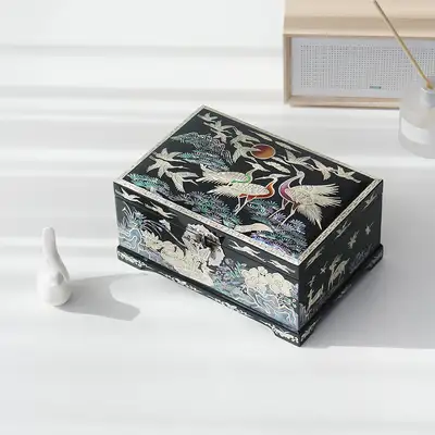 螺鈿漆器 韓國文化 美麗的螺鈿漆器 彩繪月松鶴 貝殼寶石盒 黑色 21公分