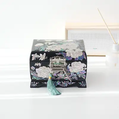 螺鈿漆器 韓國 傳統文化之美 螺鈿漆器蝴蝶牡丹滾筒珠寶盒 黑色 16公分
