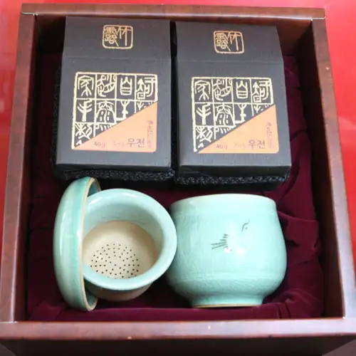 조태连皮革茶 有机雨前绿茶 青瓷茶具礼盒装