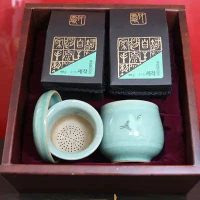 Jirisan Organic Sejak Green Tea with Celadon Tea Set