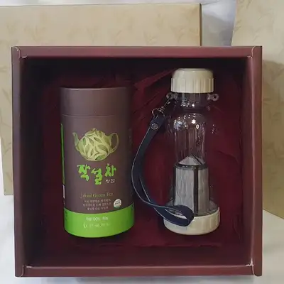 Green Tea Gift Set with Taiwan Portable Tea Brewing Set for Lunar New Year and Chuseok