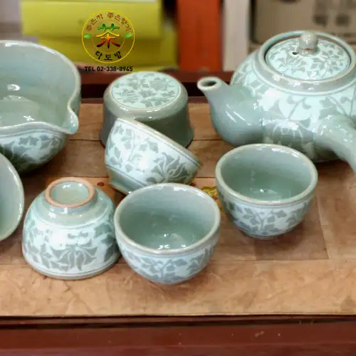 青瓷白实唐草纹五人茶具