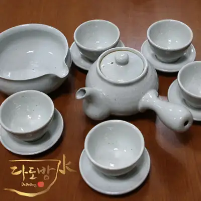 Traditional White Porcelain 5-Person Tea Set with Saucers