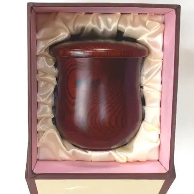 工艺大师手工制作的白蜡木高级漆器杯