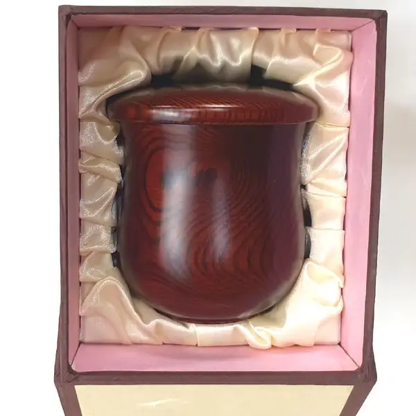 工艺大师手工制作的白蜡木高级漆器杯