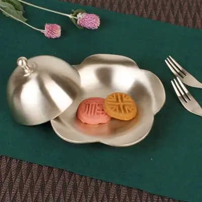 Myungsung Yugi Gaon Flower Petal Cold Dish Medium (with Lid)