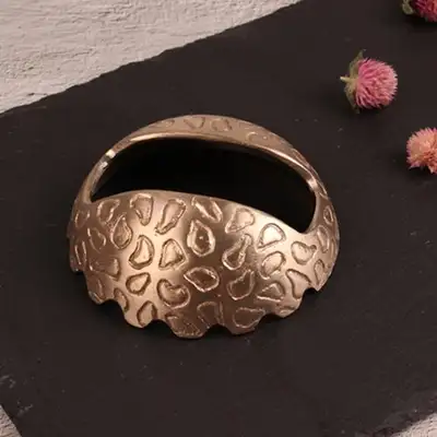 Myeongseong Yugi Yugi Emboss Single-Hole Gua Sha Scraper (One-Hand)