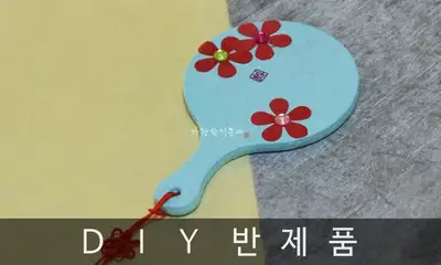 Flower-Shaped Hand Mirror DIY