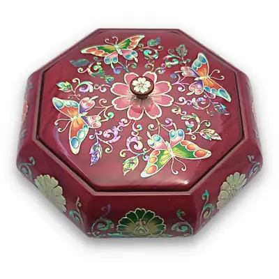 Mother-of-Pearl Lacquerware Octagonal Box with Butterfly Pattern and Knob