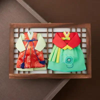 Wooden Lattice Wall Hanging (Couple Hanbok)
