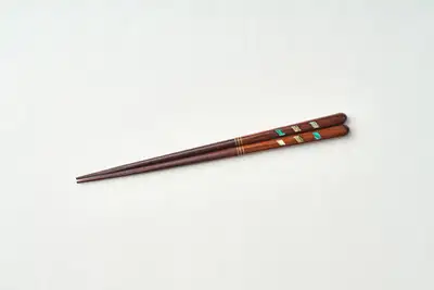 Comb-pattern Mother-of-Pearl Accessory in Brown