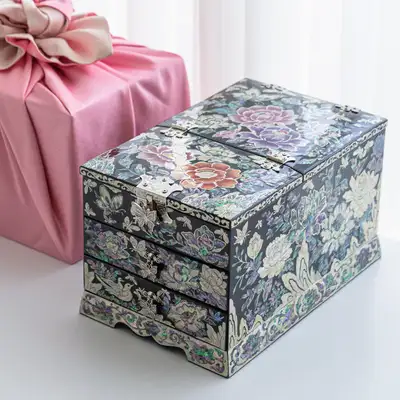 Mother-of-Pearl Lacquerware Jewelry Box with Peony Pattern by Kim Gil-soo