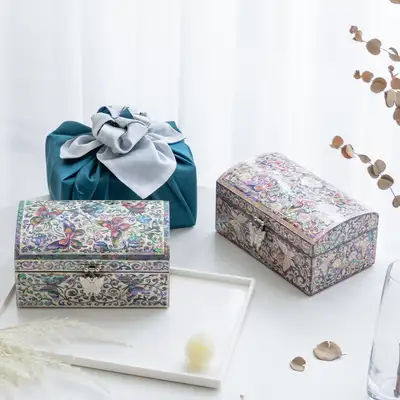 Mother-of-Pearl Jewelry Box with Butterfly Pattern – Lacquerware Ring Box