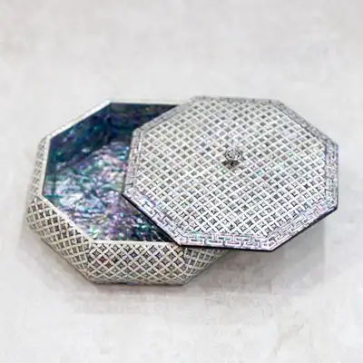 Premium Mother-of-Pearl Inlaid Lacquerware Octagonal Multi-Purpose Jewelry Box with Lucky Pattern - Park In-ho