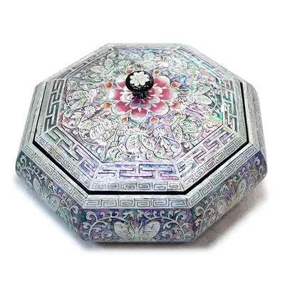 Premium Lacquerware with Mother-of-Pearl Butterfly Octagonal Multi-Purpose Jewel Box - Work by Jang Tae-bok