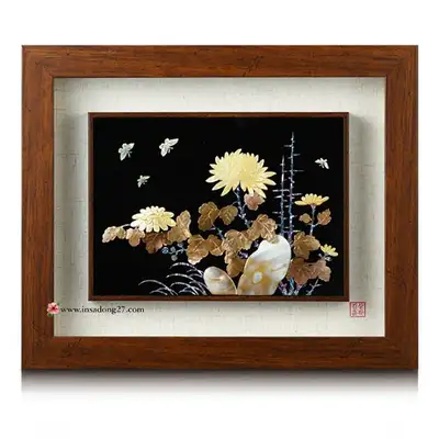 Premium Mother-of-Pearl Round Plaque Wooden Frame - Chrysanthemum Extra Large