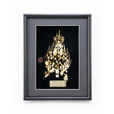 Gold Crown Ornament King Frame (Life-Size)