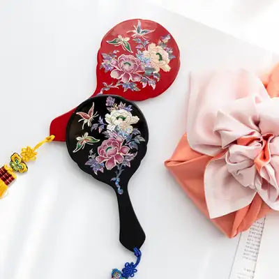 Inlaid Mother-of-Pearl Handle Hand Mirror with Peony (Lacquerware Technique)
