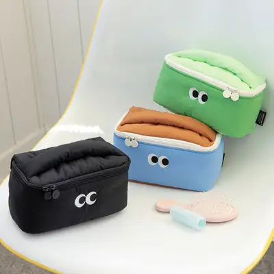 ふわふわ アイズ パディング メイクアップポーチ