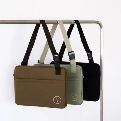 モモシー バックル ラップトップバッグ 15インチ 3色