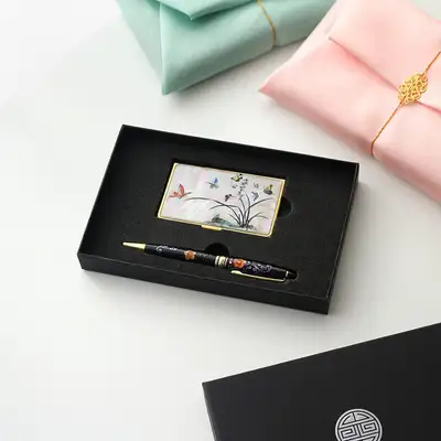 (2種)ギフト用ゴールド螺鈿名刺ケースN+彩色梅全体マーキング螺鈿ボールペン