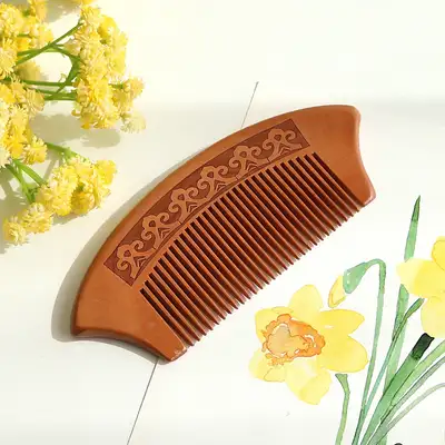 伝統彫刻木製ヘアコーム（王冠型）P