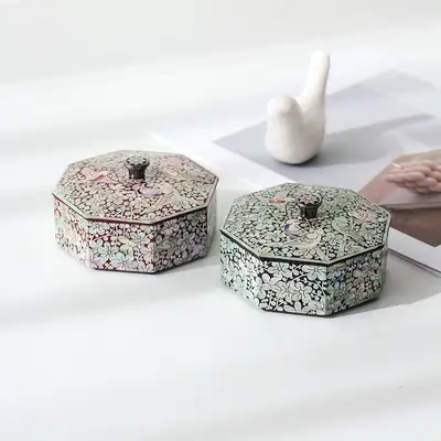 螺鈿漆器 梅花つまみ 八角貝細工箱(9cm)