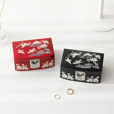 螺鈿漆器 前転がし デザイン 貝細工宝石箱(14センチ) 花と蝶