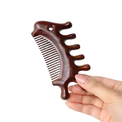 ウッド海馬櫛かっさ 1P（木製ハンドプレッシャー頭皮足マッサージスティック携帯用経絡かっさ櫛健康ギフト）
