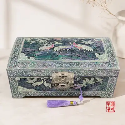 唐草文月下群鶴螺鈿宝石箱