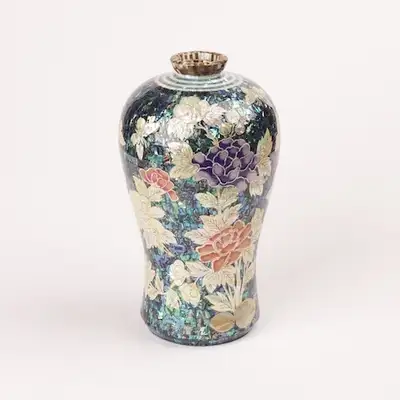 青瓷牡丹纹梅瓶花器