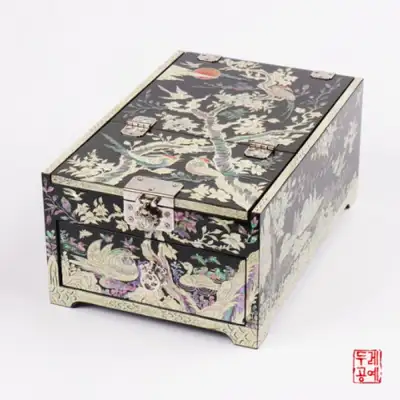 四月梅雕纹镜台