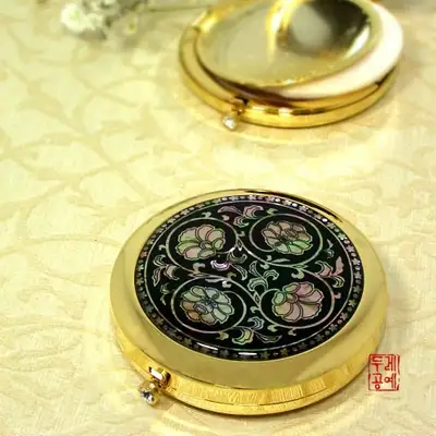 螺钿粉饼盒 [唐草纹]