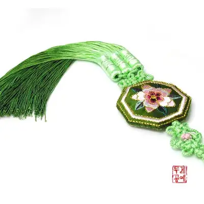 八角花绣流苏饰品 3