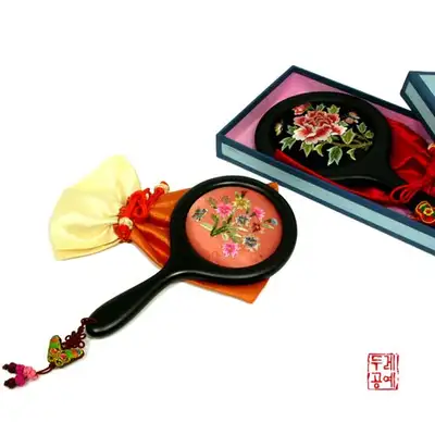 手工刺绣公主镜（花田）