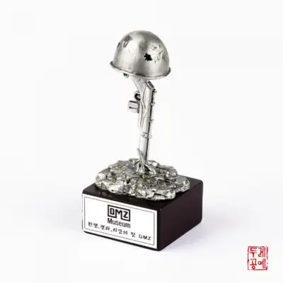 铁盔铜像