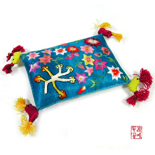 Chick Needle Cushion