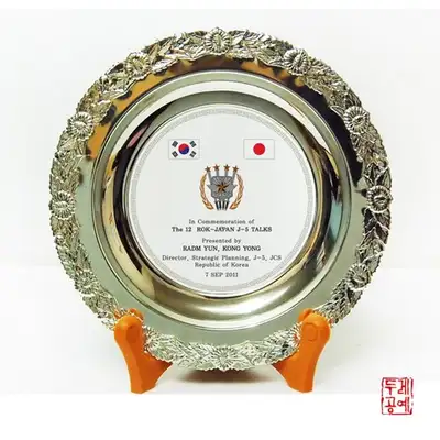 银色圆形奖章