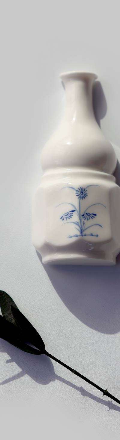 White Porcelain Blue Underglaze Grass Flower Bottle Gourd Shaped Magnet <2023 Muse Competition Selection>