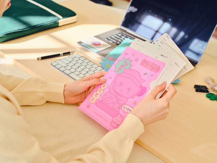 Maidservant in Meditation L-Shaped Holder - Yongsan 20th Anniversary Limited Edition (MUDS x Choi Go-shim)
