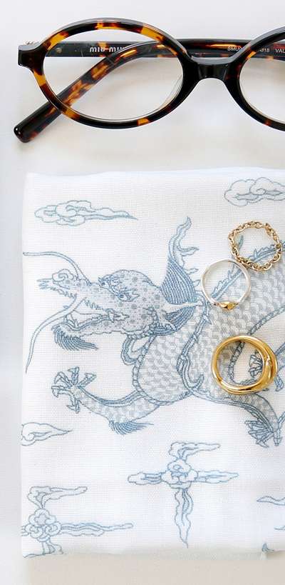 Blue and White Porcelain Dragon and Cloud Gauze Towel <2025 Muse Contest Selection>