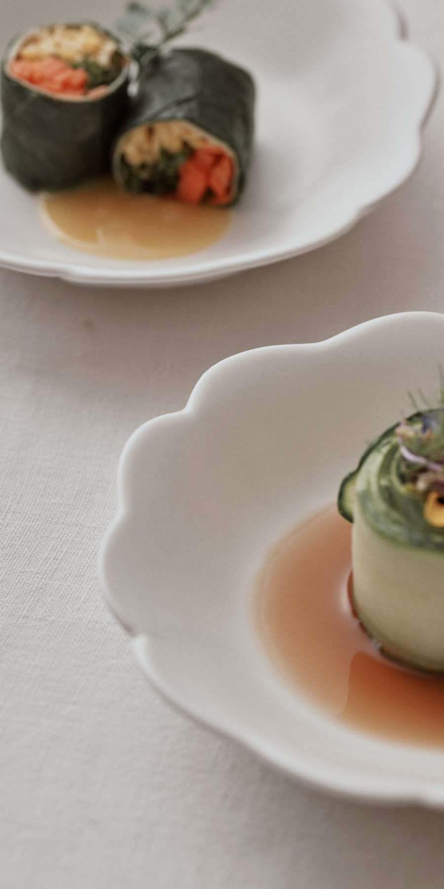 White Porcelain Flower-Shaped Plate Set <A New Country, New Art: Early Joseon Art Exhibition>