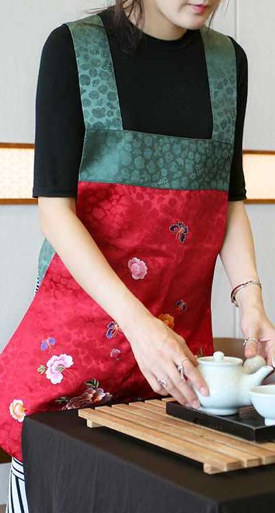 Traditional Danwei Embroidered Apron Red